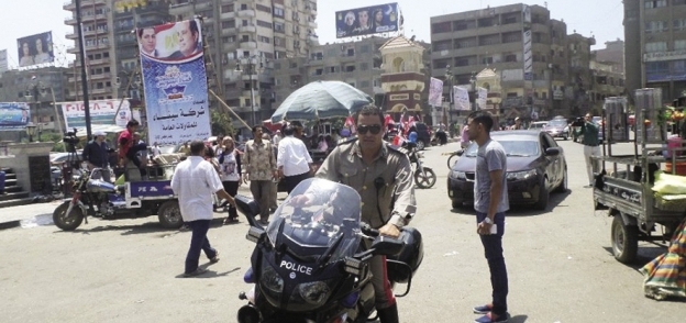 أمين شرطة اعتصم بدراجته النارية مع الأمناء