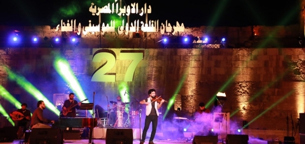 بالصور| فرقة "فؤاد ومنيب" تشعل حفل مهرجان القلعة الدولي للموسيقى