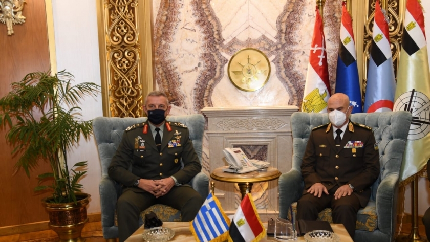 عاجل.. وزير الدفاع يبحث التعاون العسكري مع رئيس الأركان اليوناني