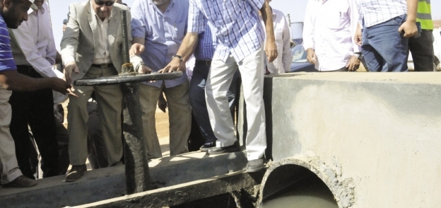 محافظ أسوان أثناء غلق محبس الصرف الصحى