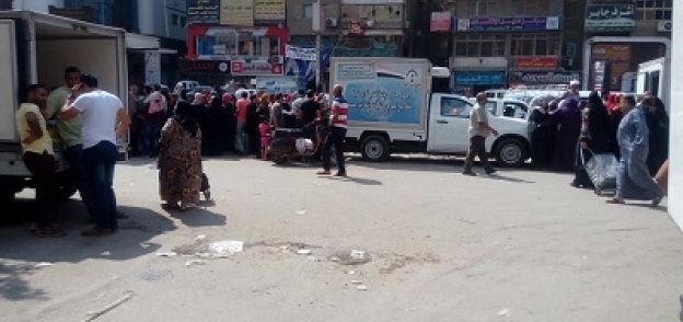 زحام المواطنين أمام إحدى السيارات المتنقلة التابعة للقوات المسلحة لبيع اللحوم والسلع الغذائية