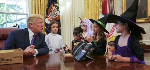 ترامب يستقبل مجموعة من الاطفال بالبيت الأبيض بمناسبة الهالوين