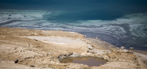 بالصور| البحر الميت يزداد موتا