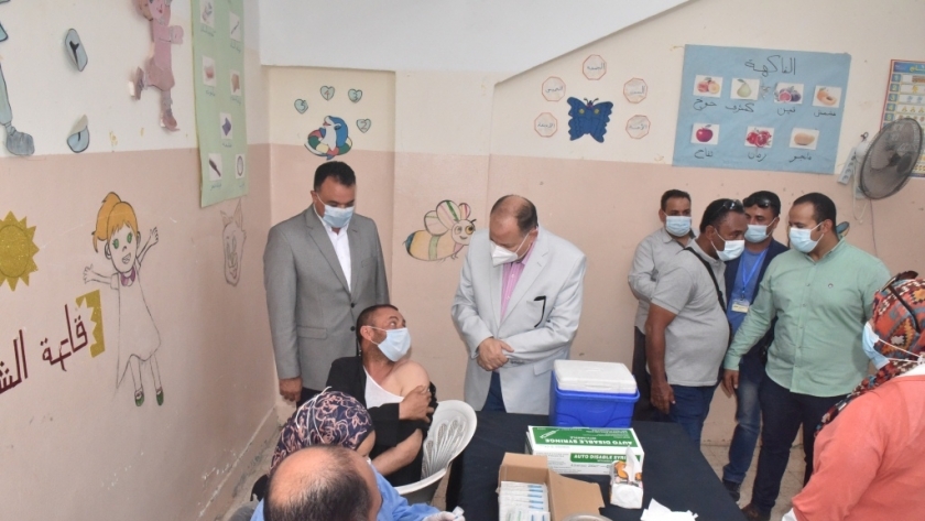 بحضورمحافظ أسيوط بدء الحملة القومية لتطعيم لمواطنين بلقاح كورونا بمركز شباب ناصر