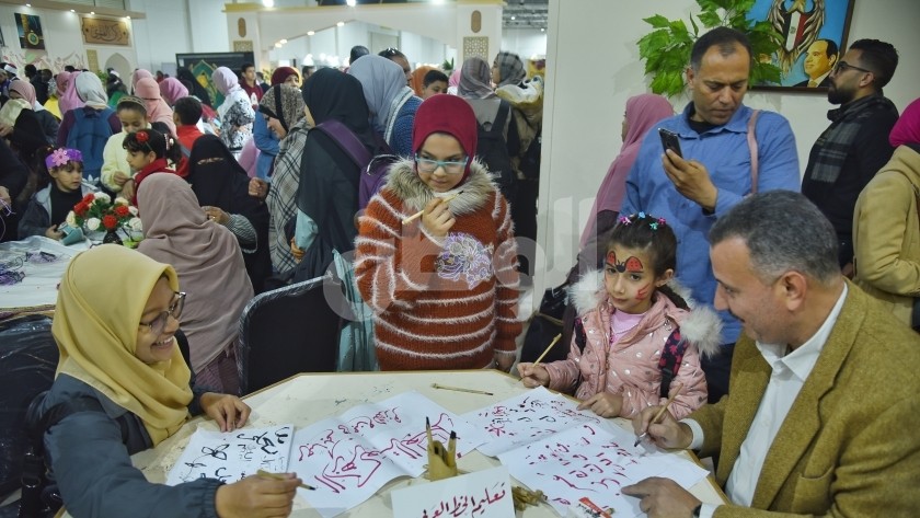 ورش لتعليم الخط العربى للأطفال على هامش معرض الكتاب