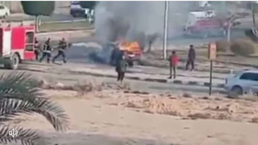 السيطرة على حريق في سيارة بالعاشر من رمضان.. فيديو