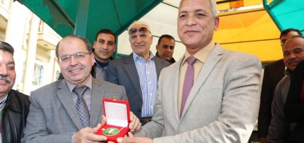 عباس يكرم الإدارة الصحية بسرس الليان لجهودها في "100 مليون صحة"
