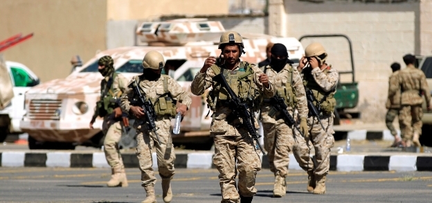 قوات الحوثيين أمام مسجد «الصالح» فى العاصمة اليمنية