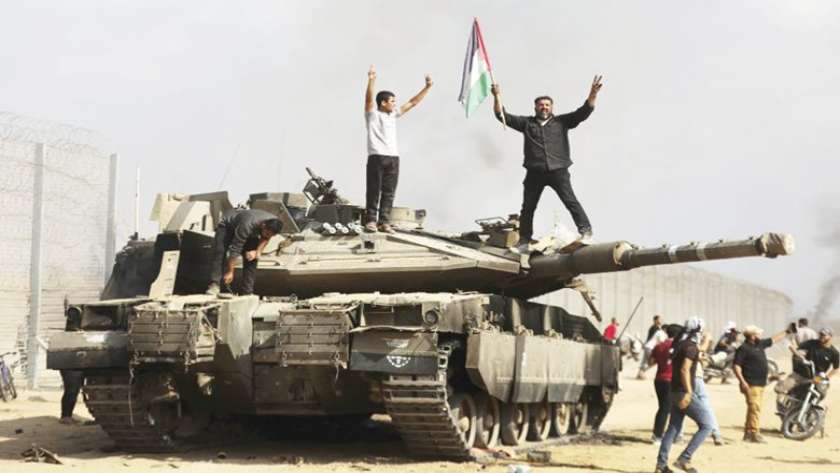 مشهد من عملية طوفان الأقصى يوضح سيطرة الفلسطينيين على دبابة إسرائيلية