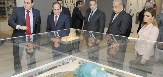 الرئيس خلال جولته أمس فى متحف الفن الإسلامى
