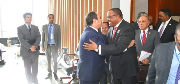 الرئيس عبدالفتاح السيسى يصافح رئيس الوزراء الإثيوبى خلال انعقاد القمة الأفريقية