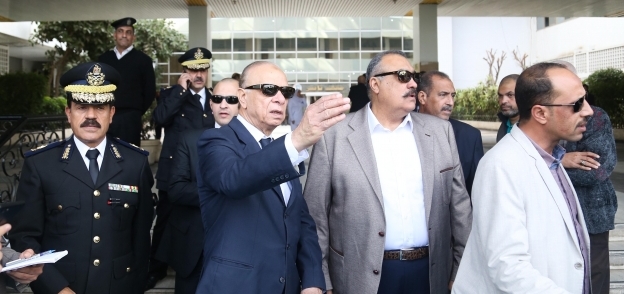 محافظ القاهرة خلال زيارته لمعهد ناصر