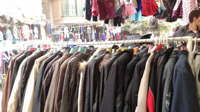 «غرفة القاهرة» تناقش ظاهرة إغراق البلاد بالملابس المهربة: تباع بالكيلو