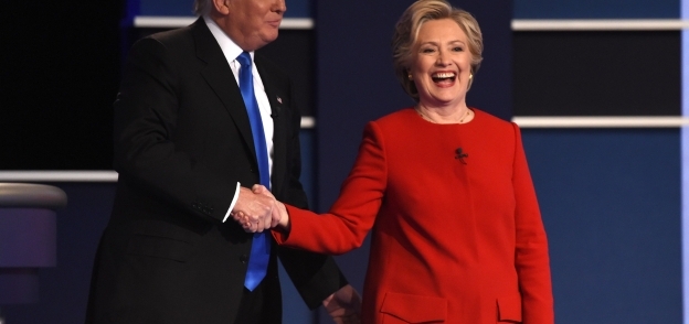 «هيلارى» و«ترامب» يتصافحان بعد انتهاء المناظرة