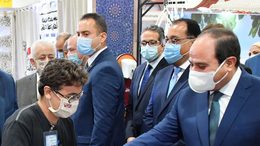 الرئيس عبد الفتاح السيسي أثناء افتتاحه معرض تراثنا