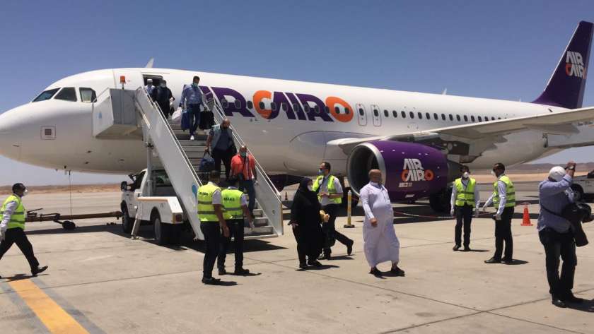 مطار القاهرة الدولي يستقبل 1006 مصري عائدين من السعودية
