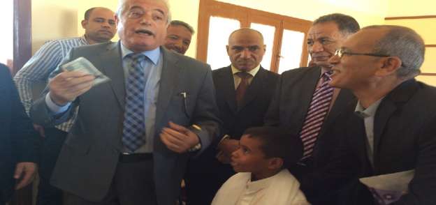 محافظ جنوب سيناء قرر صرف مكافئه فورية من ماله الخاص لاحد تلاميذ بدو سيناء