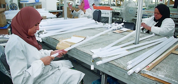 أعمال تجميع لمبات «الليد» داخل المصنع