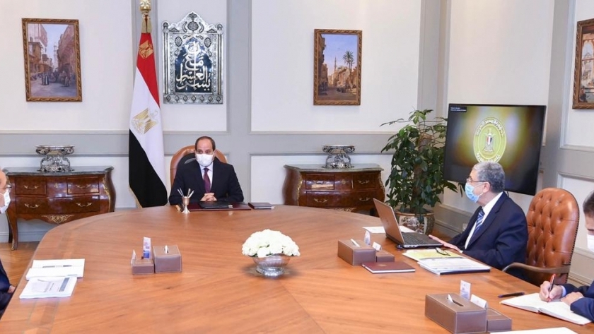 الرئيس السيسي يجمتع مع رئيس الوزراء ووزير الكهرباء