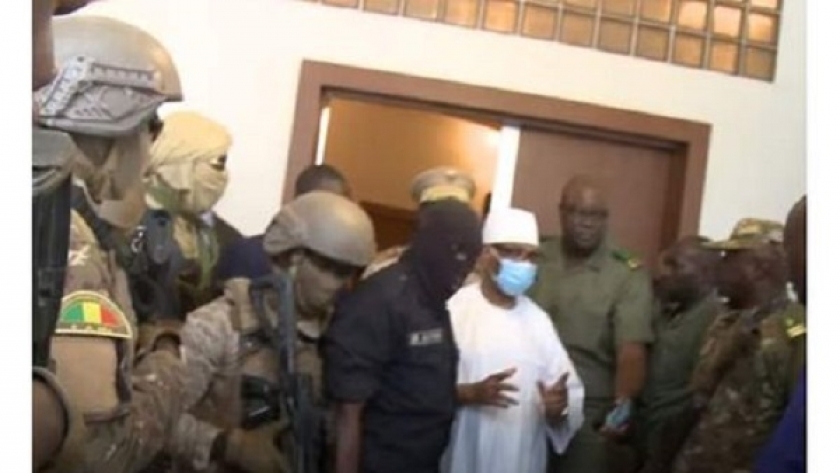 لحظة اعتقال رئيس مالي