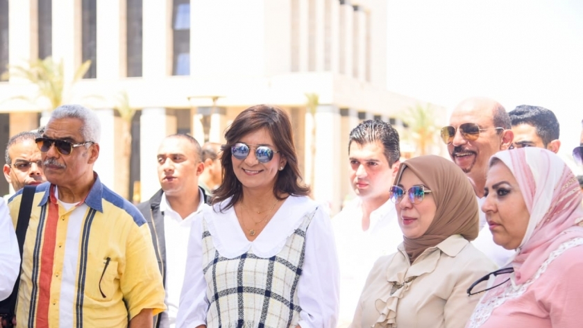 السفيرة نبيلة مكرم وزيرة الهجرة وشئون المصريين في الخارج اثناء زيارة العاصمة الإدارية