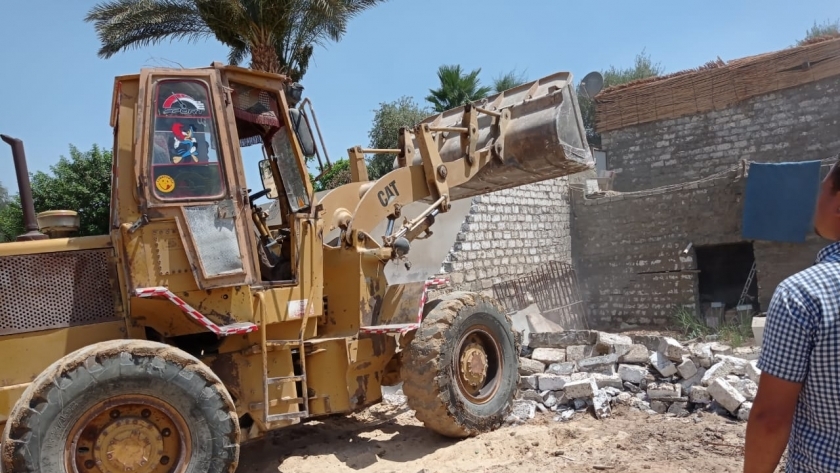 أجهزة محافظة أسيوط أثناء إزالة التعديات على أملاك الدولة