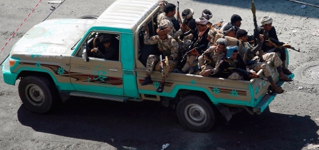 حوثيون يقومون بدوريات فى شوارع العاصمة اليمنية صنعاء
