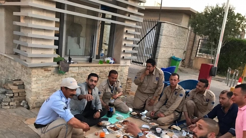 أحمد فلوكس مع أفراد الأمن