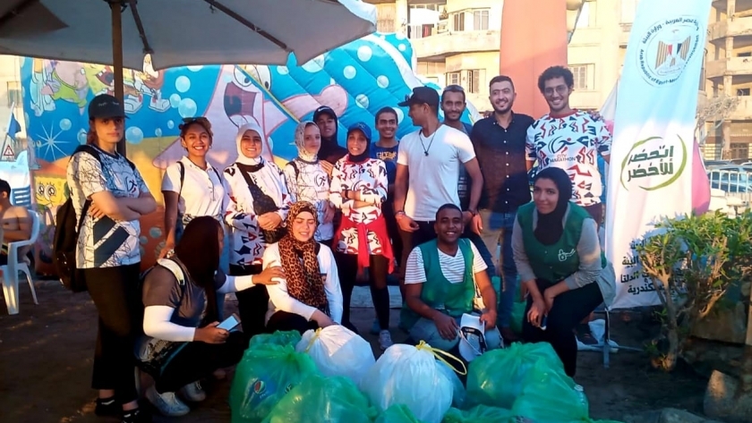حملة لتنظيف شواطئ الإسكندرية بمناسبة اليوم العالمي لتنظيف الشواطئ