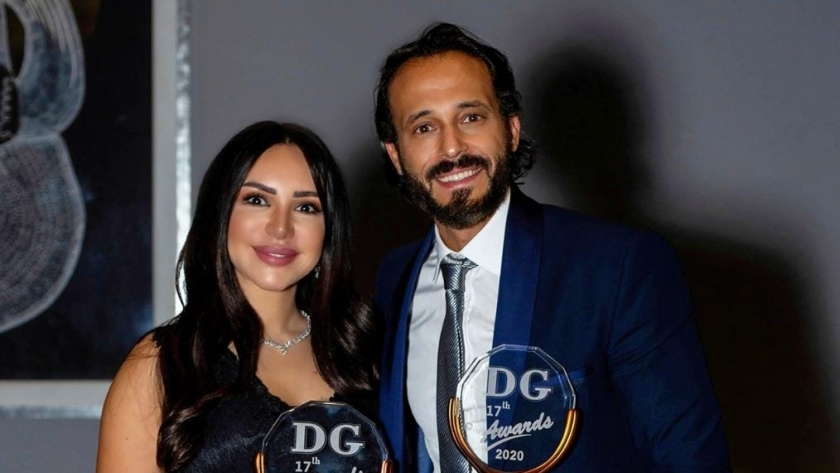 يوسف الشريف وزوجته السيناريست إنجي علاء خلال حفل توزيع جوائز«دير جيست»