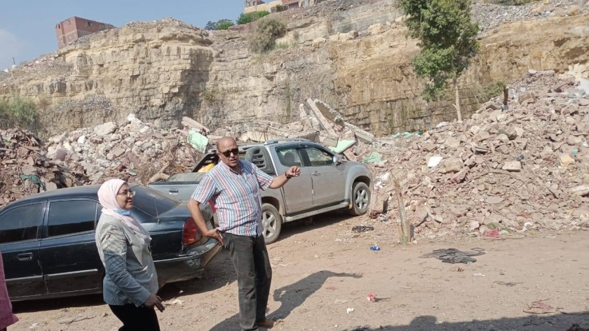 نائب محافظ القاهرة تتابع إجلاء المناطق الخطرة فى اسطبل عنتر