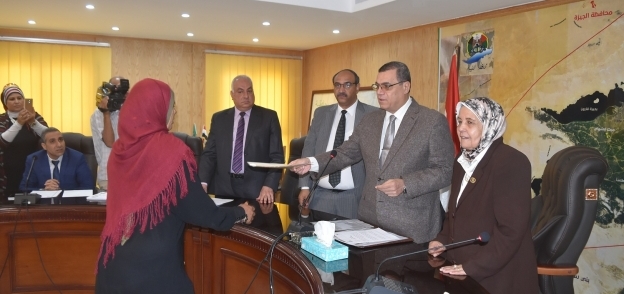 محافظ الفيوم يسلم 18 سيدة معيلة شهادات "أمان المصريين"