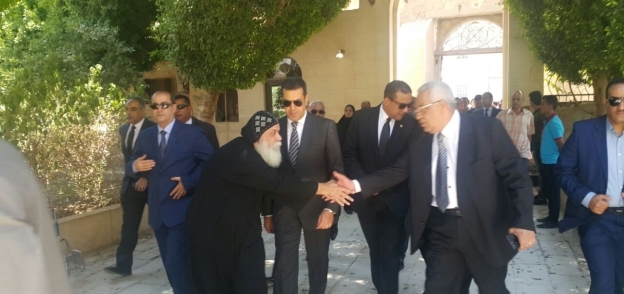 محافظ أسيوط والقيادات الأمنية يشاركون فى الصلاة الجنائزية على الأنبا ساويريس بالدير المحرق