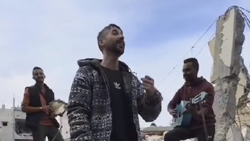 حمادة يغني فوق ركام المنازل في غزة