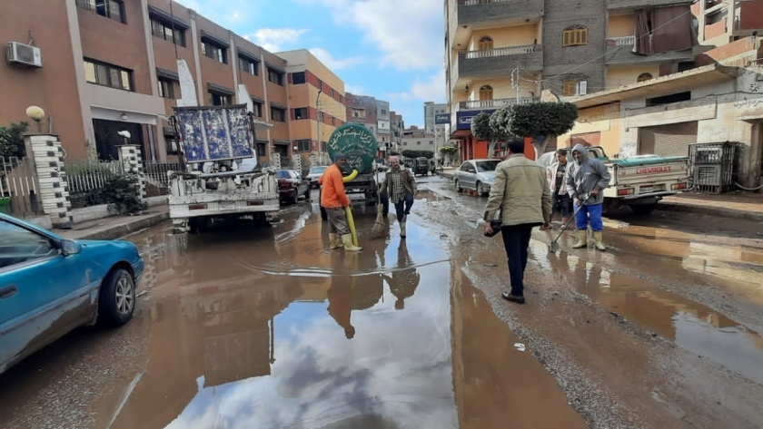 شفط تجمعات مياه الأمطار بشوارع الدقهلية