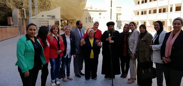 لجنة النرأة بحزب الوفد خلال زيارتها اليوم لدير درنكة