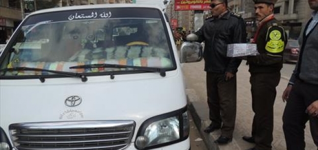 بالصور| الشرطة توزع حلوى المولد على المواطنين في الفيوم