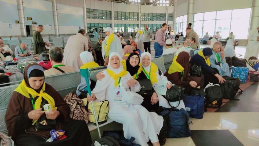 حجاج مصريين خلال سفرهم للحج هذا العام من مطار القاهرة