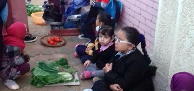 بالصور| مدرسة تُعلم الأطفال بيع الخضار في "سوق عشوائي": "نشاط اقتصادي"