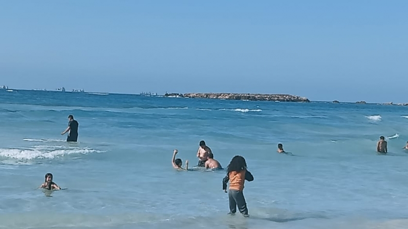 مواطنون يستمتعون بالبحر