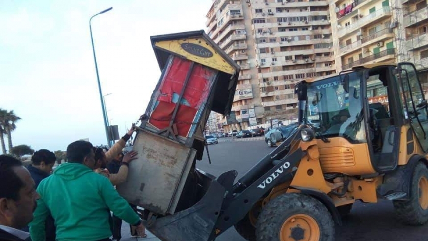 إزالة عربات الطعام بكورنيش الإسكندرية لمنع انتشار كورونا