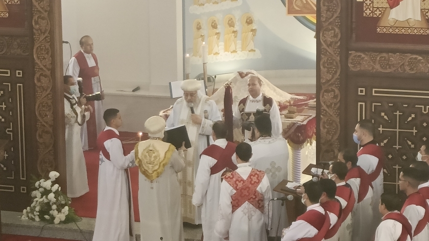 البابا تواضروس الثاني خلال قراءة الإنجيل قبل العظة