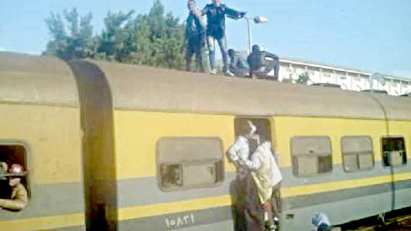 إصابة عامل بجروح خطرة عقب قفزة من قطار أثناء سيره بسوهاج