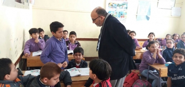 مدير التعليم العام بالغربية يتفقد لجان الامتحانات بمدارس شرق المحلة