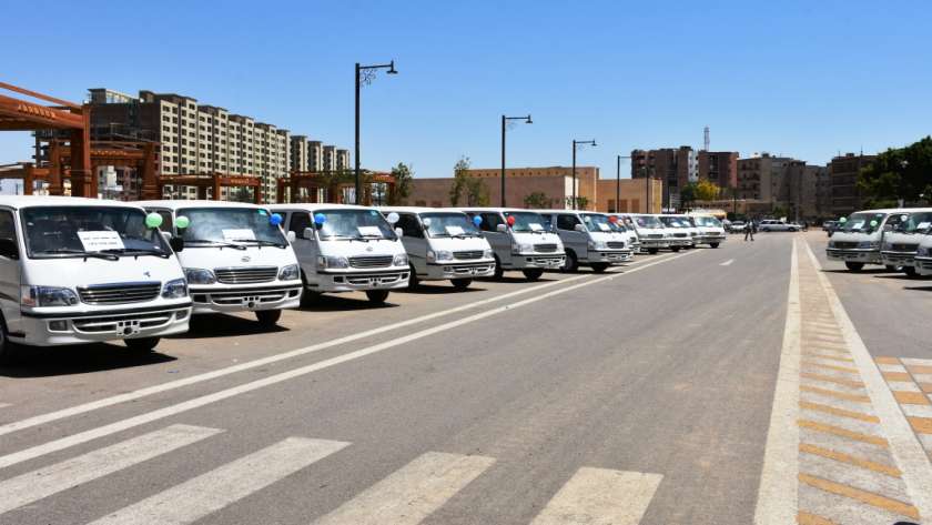سيارات «ميكروباص» جديدة لأهالى خور عواضة في أسوان