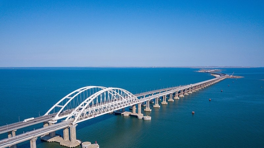 جسر كيرتش الرابط بين روسيا والقرم