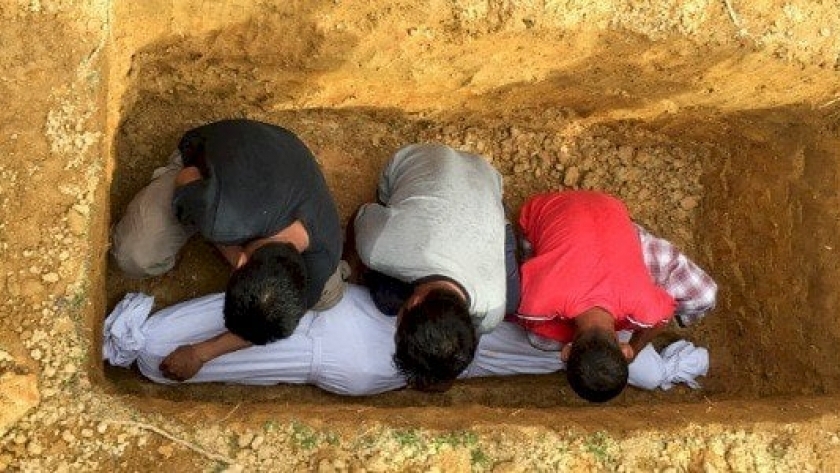 دفن الميت في القبر