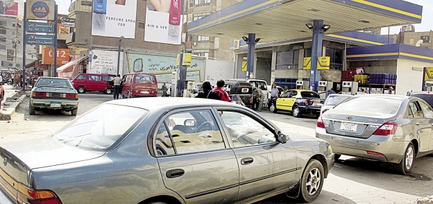 الزحام مستمر أمام محطات الوقود بعدد من المحافظات «صورة أرشيفية»