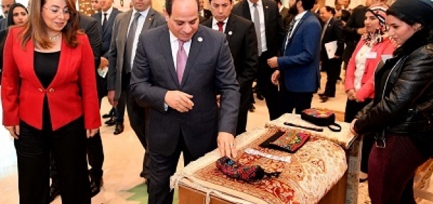 الرئيس عبدالفتاح السيسى وغادة والى خلال تفقد معرض المشغولات اليدوية لذوى الاحتياجات الخاصة