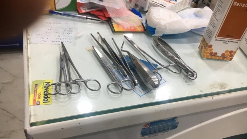 أدوات جراحة داخل الصيدلية